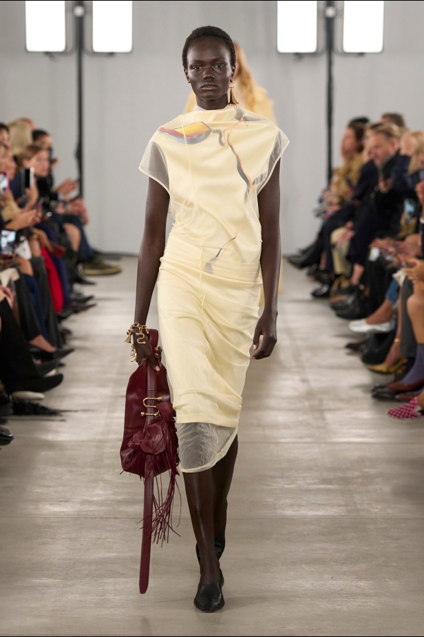 مجموعة Sportmax لربيع وصيف 2026 تنبض نعومة وثقة هادئة