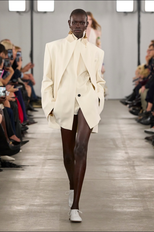 مجموعة Sportmax لربيع وصيف 2026 تنبض نعومة وثقة هادئة