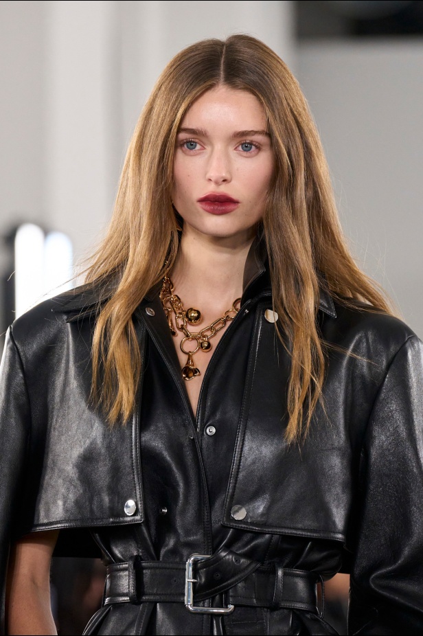 مجموعة Sportmax لربيع وصيف 2026 تنبض نعومة وثقة هادئة