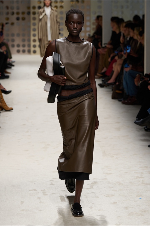 في Tod’s ربيع وصيف 2026 تتجلى الحِرفة الإيطالية والهوية المتفردة كرسالة