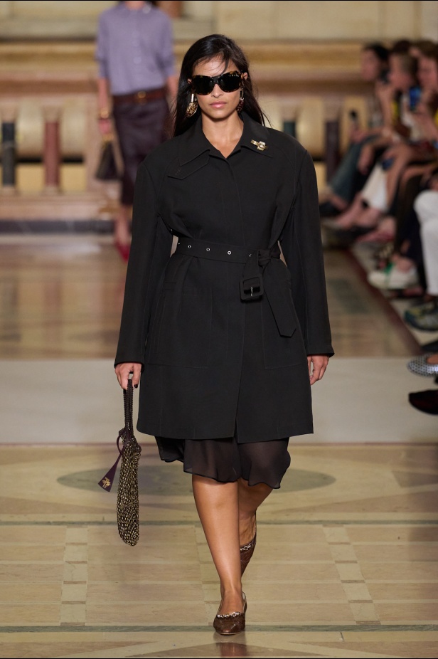 مجموعة Tory Burch لربيع وصيف 2026 تحتفي بالأنوثة وتحوّل العيوب إلى جمال