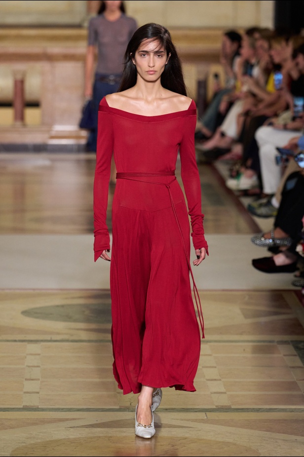 مجموعة Tory Burch لربيع وصيف 2026 تحتفي بالأنوثة وتحوّل العيوب إلى جمال