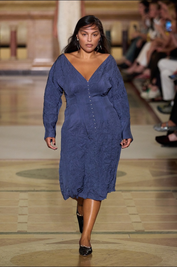 مجموعة Tory Burch لربيع وصيف 2026 تحتفي بالأنوثة وتحوّل العيوب إلى جمال