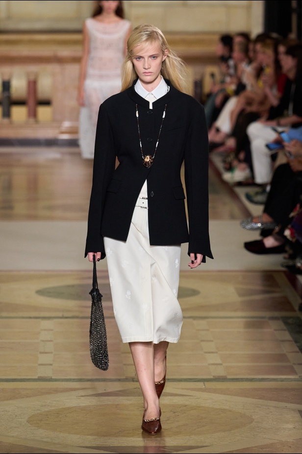 مجموعة Tory Burch لربيع وصيف 2026 تحتفي بالأنوثة وتحوّل العيوب إلى جمال