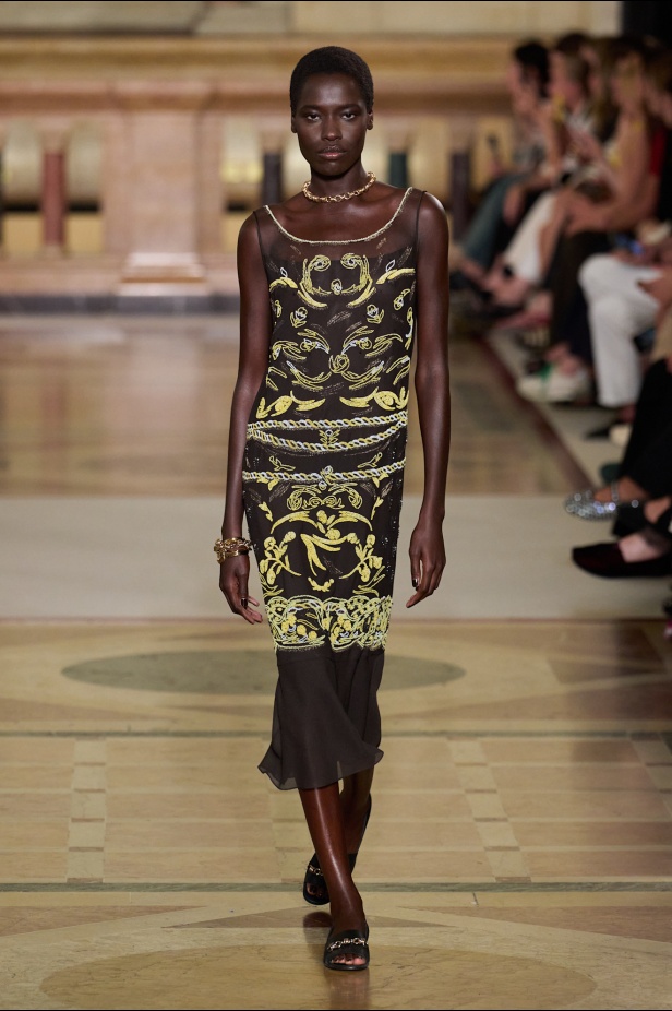 مجموعة Tory Burch لربيع وصيف 2026 تحتفي بالأنوثة وتحوّل العيوب إلى جمال