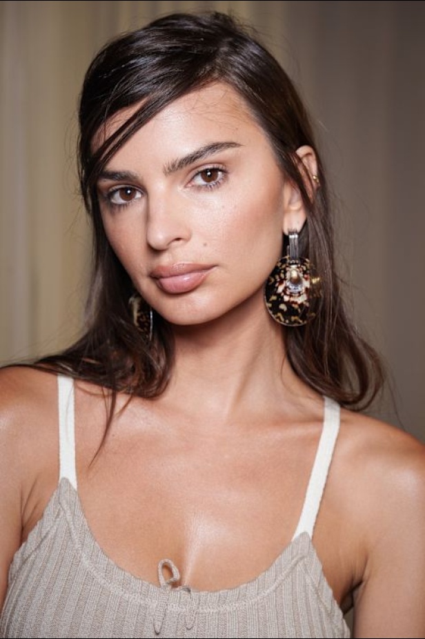 مجموعة Tory Burch لربيع وصيف 2026 تحتفي بالأنوثة وتحوّل العيوب إلى جمال