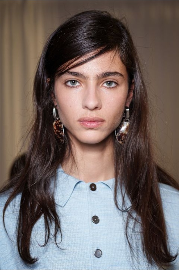 مجموعة Tory Burch لربيع وصيف 2026 تحتفي بالأنوثة وتحوّل العيوب إلى جمال