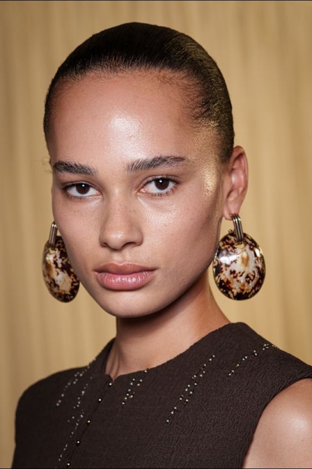 مجموعة Tory Burch لربيع وصيف 2026 تحتفي بالأنوثة وتحوّل العيوب إلى جمال