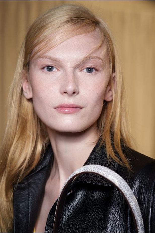 مجموعة Tory Burch لربيع وصيف 2026 تحتفي بالأنوثة وتحوّل العيوب إلى جمال