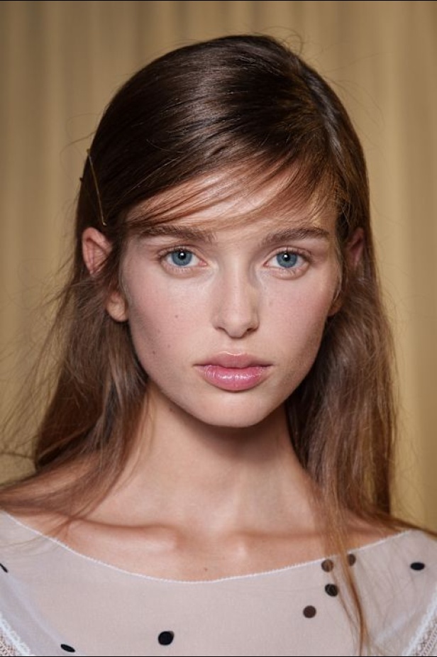 مجموعة Tory Burch لربيع وصيف 2026 تحتفي بالأنوثة وتحوّل العيوب إلى جمال