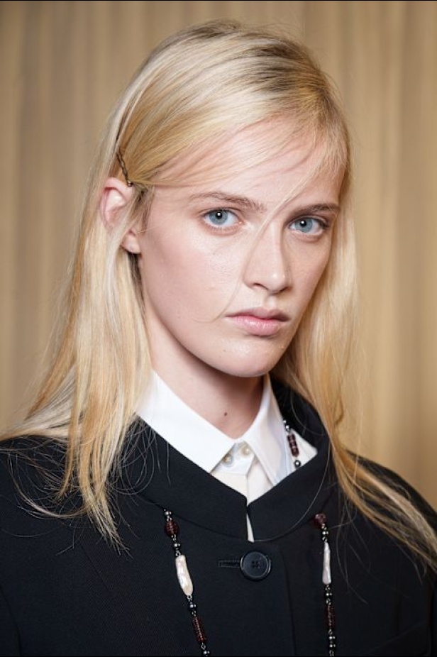 مجموعة Tory Burch لربيع وصيف 2026 تحتفي بالأنوثة وتحوّل العيوب إلى جمال