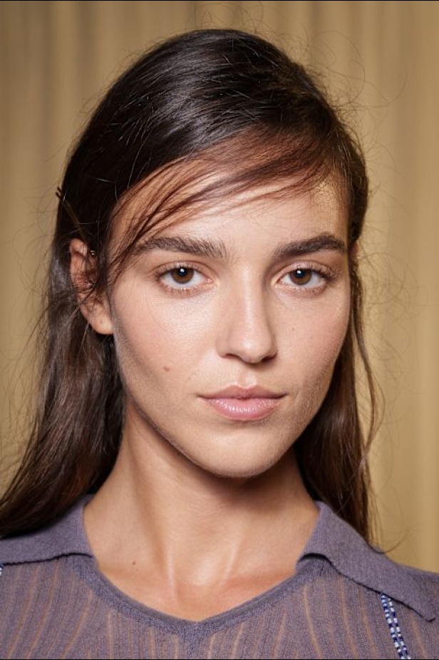 مجموعة Tory Burch لربيع وصيف 2026 تحتفي بالأنوثة وتحوّل العيوب إلى جمال