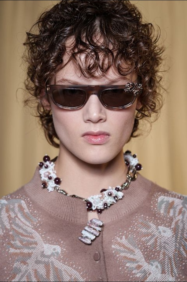 مجموعة Tory Burch لربيع وصيف 2026 تحتفي بالأنوثة وتحوّل العيوب إلى جمال