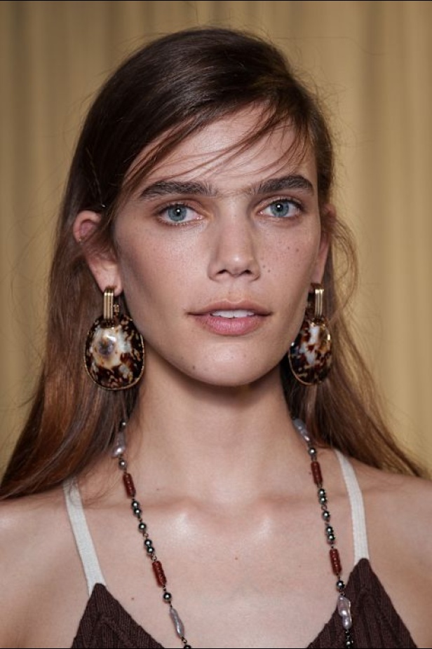 مجموعة Tory Burch لربيع وصيف 2026 تحتفي بالأنوثة وتحوّل العيوب إلى جمال