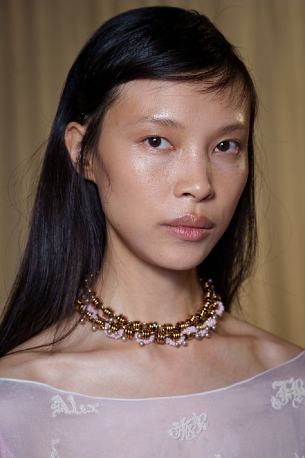 مجموعة Tory Burch لربيع وصيف 2026 تحتفي بالأنوثة وتحوّل العيوب إلى جمال