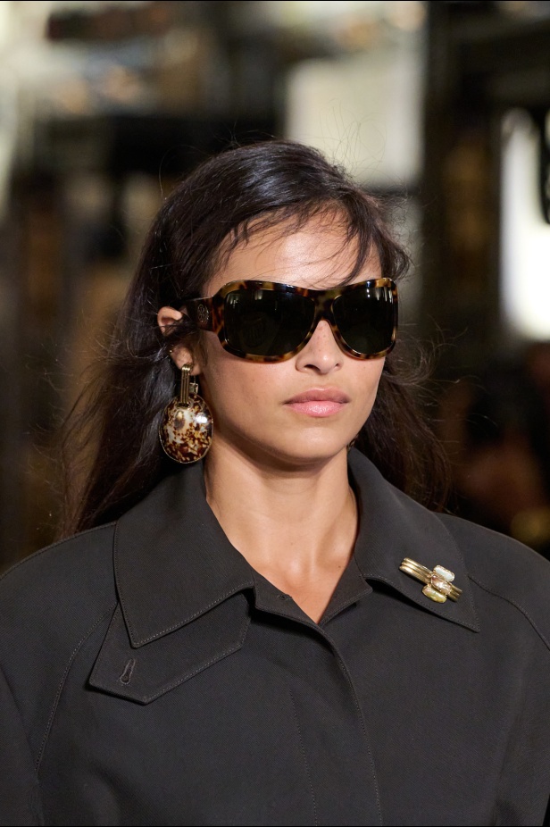 مجموعة Tory Burch لربيع وصيف 2026 تحتفي بالأنوثة وتحوّل العيوب إلى جمال