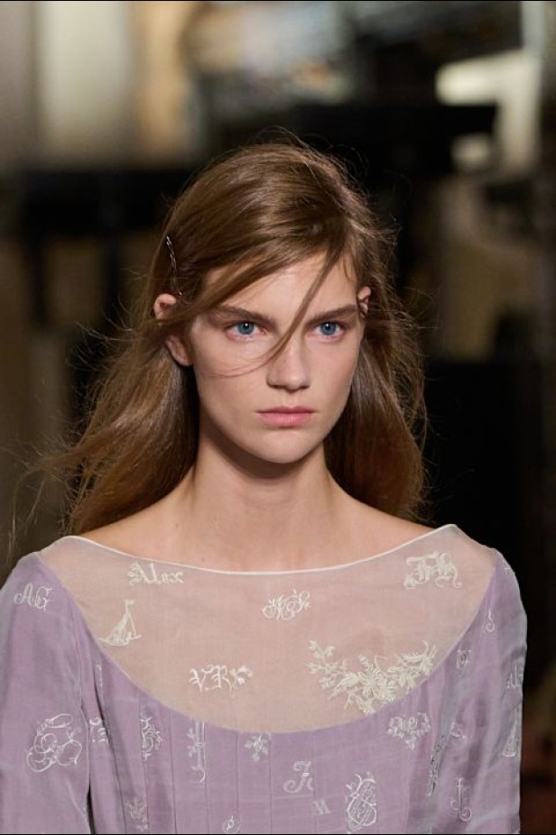 مجموعة Tory Burch لربيع وصيف 2026 تحتفي بالأنوثة وتحوّل العيوب إلى جمال