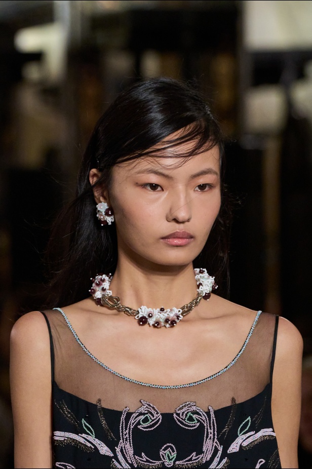 مجموعة Tory Burch لربيع وصيف 2026 تحتفي بالأنوثة وتحوّل العيوب إلى جمال