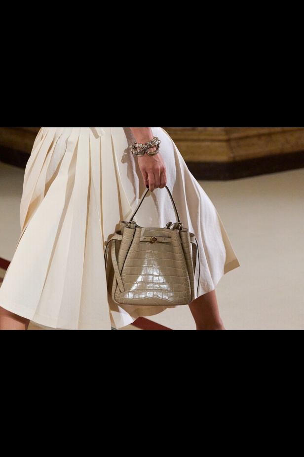 مجموعة Tory Burch لربيع وصيف 2026 تحتفي بالأنوثة وتحوّل العيوب إلى جمال