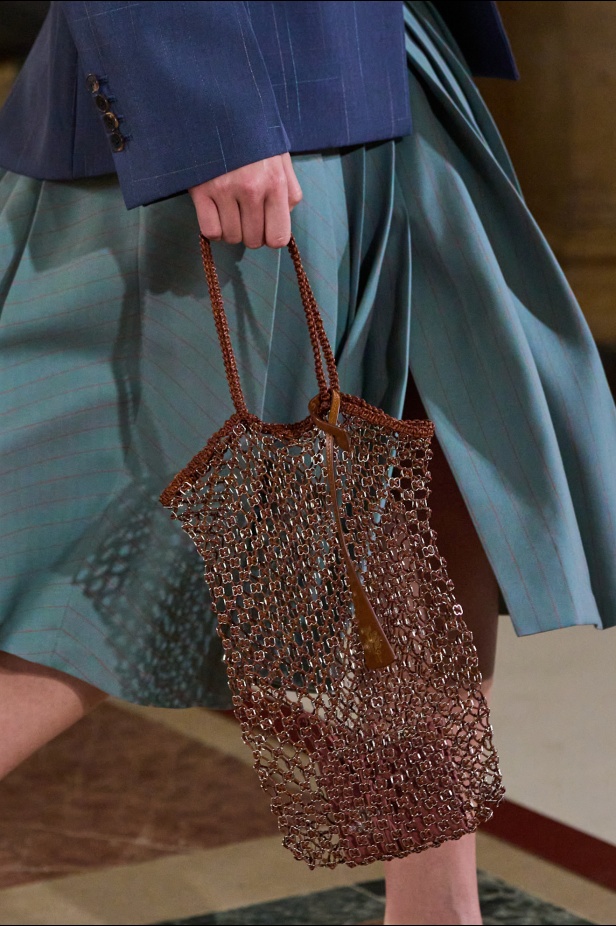 مجموعة Tory Burch لربيع وصيف 2026 تحتفي بالأنوثة وتحوّل العيوب إلى جمال