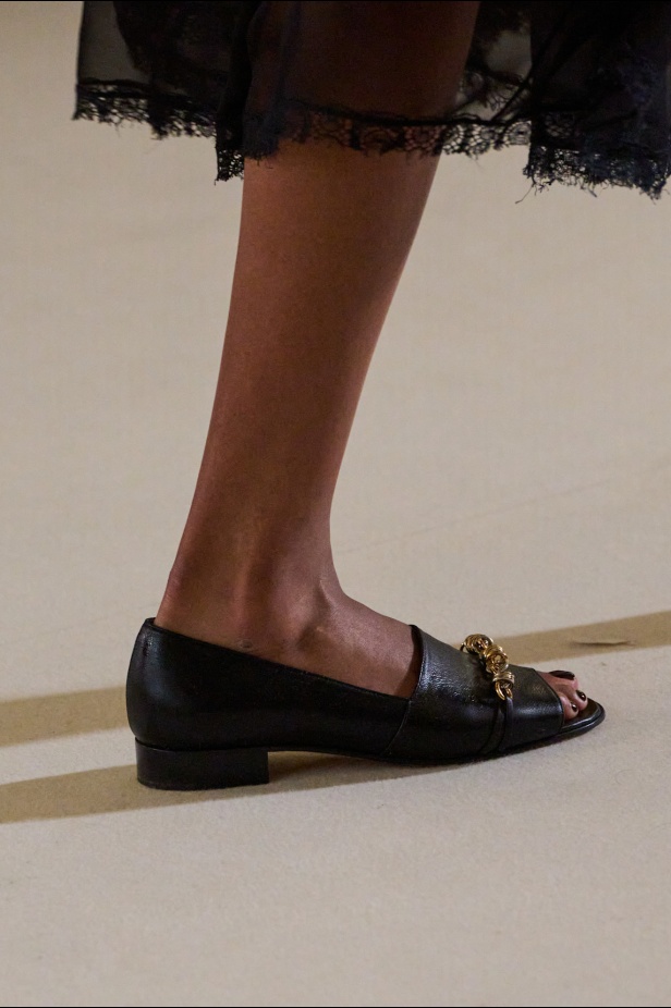 مجموعة Tory Burch لربيع وصيف 2026 تحتفي بالأنوثة وتحوّل العيوب إلى جمال