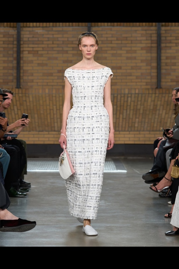 مجموعة "كالفن كلاين" من توقيع "فيرونيكا ليوني"... مرحة وأنيقة في آنٍ واحد