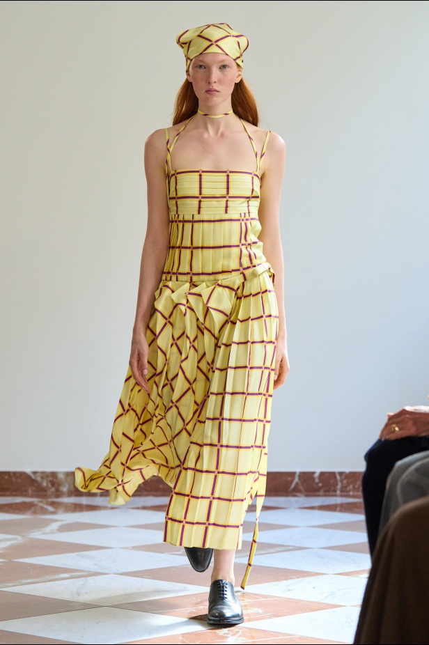 مجموعة "إميليا ويكستيد" لربيع وصيف 2026... أزياء فنية بلمسة من الرومانسية