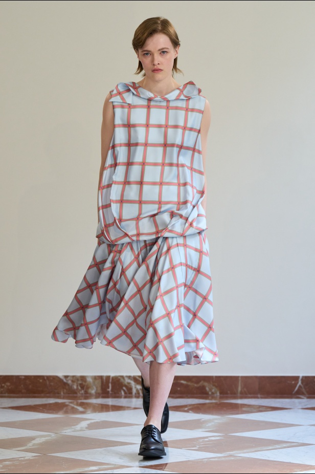 مجموعة "إميليا ويكستيد" لربيع وصيف 2026... أزياء فنية بلمسة من الرومانسية