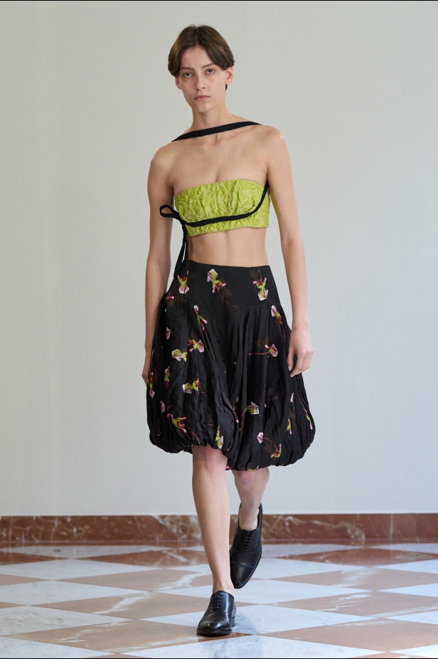 مجموعة "إميليا ويكستيد" لربيع وصيف 2026... أزياء فنية بلمسة من الرومانسية