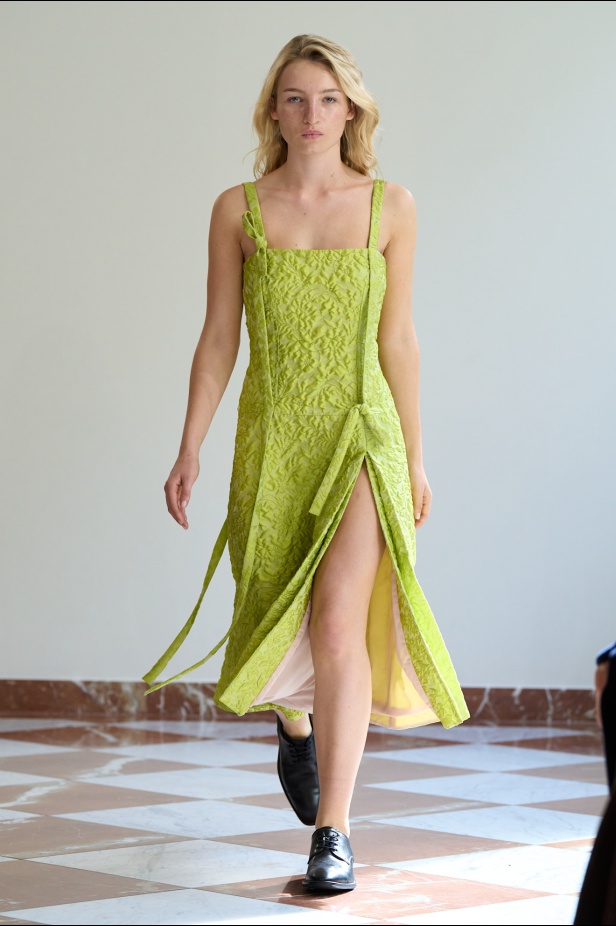 مجموعة "إميليا ويكستيد" لربيع وصيف 2026... أزياء فنية بلمسة من الرومانسية