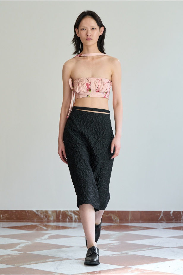 مجموعة "إميليا ويكستيد" لربيع وصيف 2026... أزياء فنية بلمسة من الرومانسية