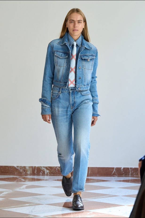 مجموعة "إميليا ويكستيد" لربيع وصيف 2026... أزياء فنية بلمسة من الرومانسية