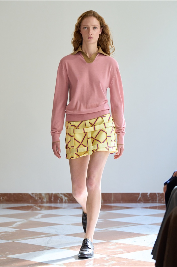 مجموعة "إميليا ويكستيد" لربيع وصيف 2026... أزياء فنية بلمسة من الرومانسية