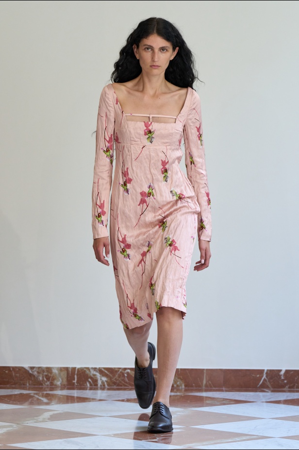 مجموعة "إميليا ويكستيد" لربيع وصيف 2026... أزياء فنية بلمسة من الرومانسية