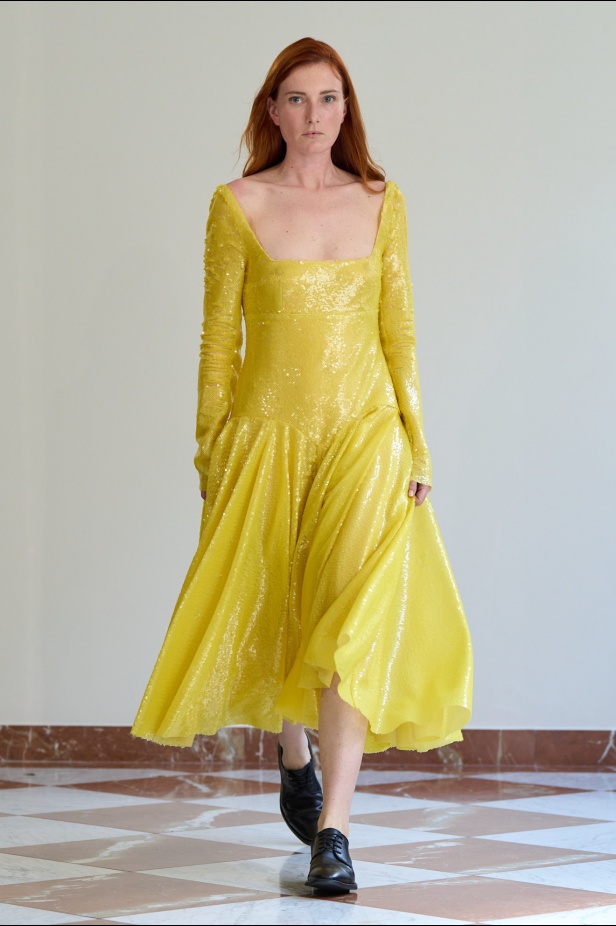 مجموعة "إميليا ويكستيد" لربيع وصيف 2026... أزياء فنية بلمسة من الرومانسية