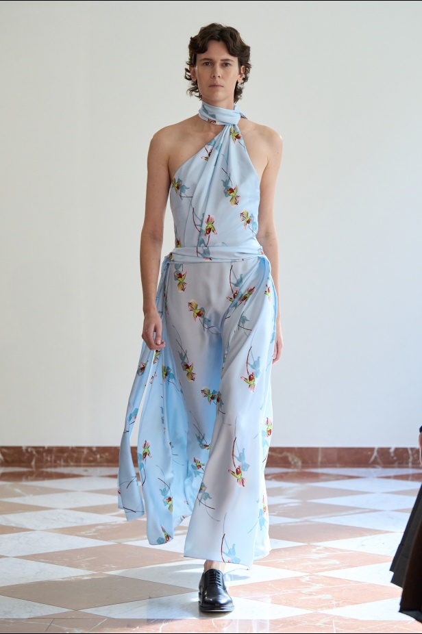 مجموعة "إميليا ويكستيد" لربيع وصيف 2026... أزياء فنية بلمسة من الرومانسية