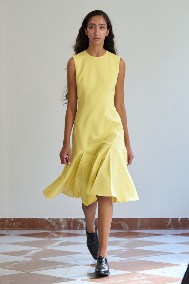 مجموعة "إميليا ويكستيد" لربيع وصيف 2026... أزياء فنية بلمسة من الرومانسية