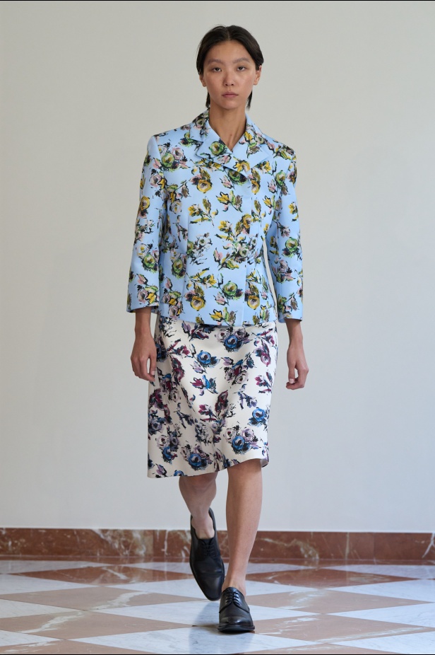 مجموعة "إميليا ويكستيد" لربيع وصيف 2026... أزياء فنية بلمسة من الرومانسية