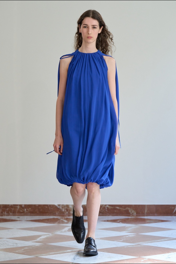 مجموعة "إميليا ويكستيد" لربيع وصيف 2026... أزياء فنية بلمسة من الرومانسية