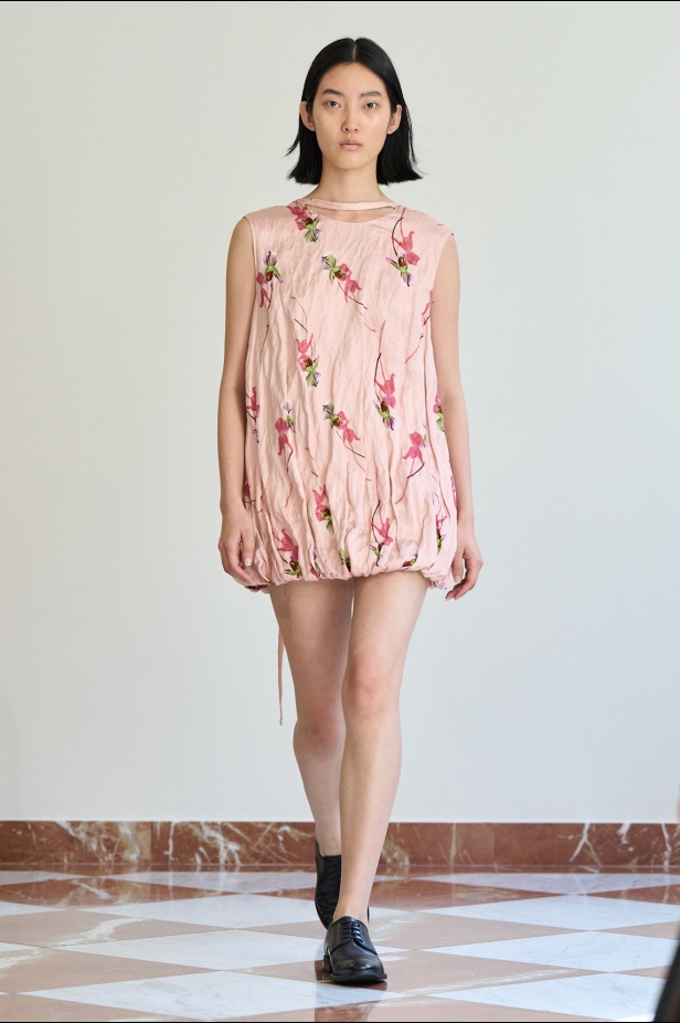 مجموعة "إميليا ويكستيد" لربيع وصيف 2026... أزياء فنية بلمسة من الرومانسية