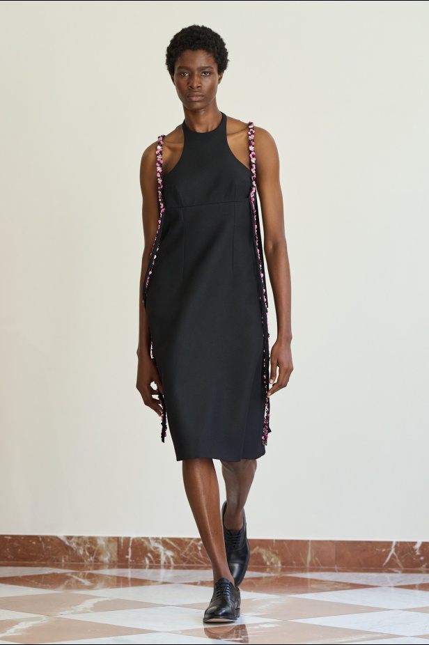 مجموعة "إميليا ويكستيد" لربيع وصيف 2026... أزياء فنية بلمسة من الرومانسية