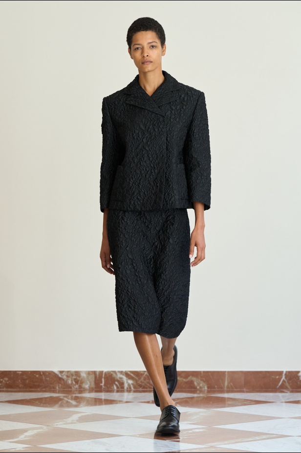 مجموعة "إميليا ويكستيد" لربيع وصيف 2026... أزياء فنية بلمسة من الرومانسية