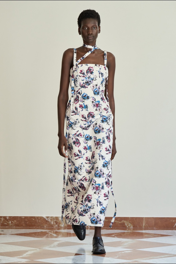 مجموعة "إميليا ويكستيد" لربيع وصيف 2026... أزياء فنية بلمسة من الرومانسية