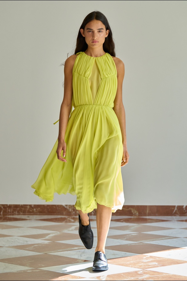 مجموعة "إميليا ويكستيد" لربيع وصيف 2026... أزياء فنية بلمسة من الرومانسية