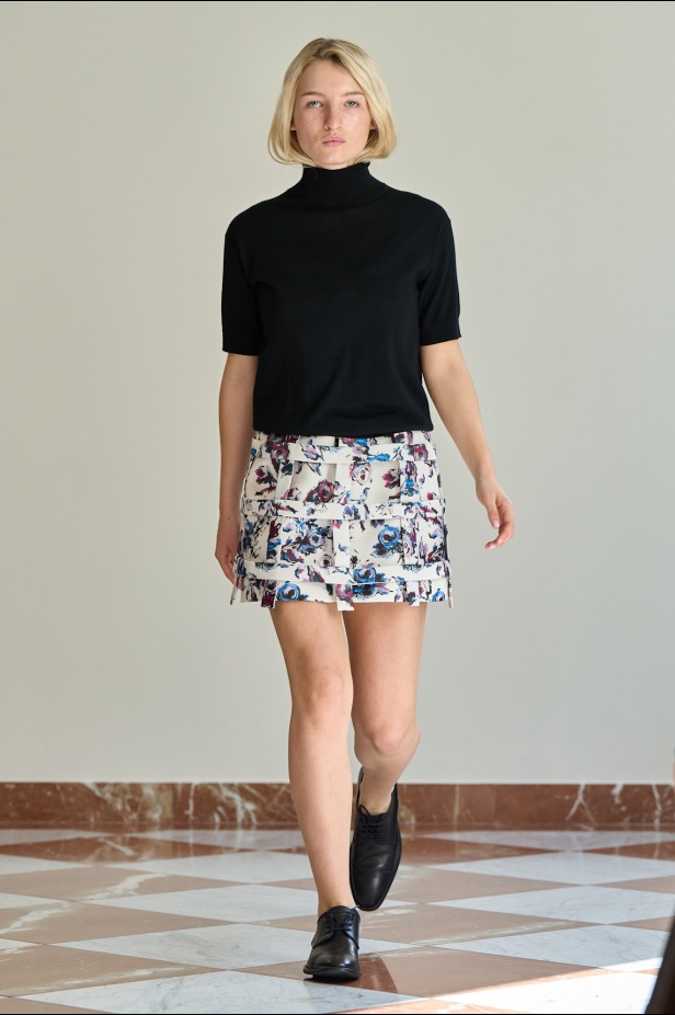 مجموعة "إميليا ويكستيد" لربيع وصيف 2026... أزياء فنية بلمسة من الرومانسية