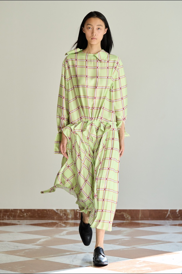 مجموعة "إميليا ويكستيد" لربيع وصيف 2026... أزياء فنية بلمسة من الرومانسية