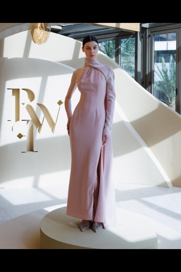 "البساطة العصرية" عنوان القصة التي روتها مجموعة فاطمة العبدالقادر في عرضها ضمن أسبوع الأزياء في الرياض ٢٠٢٥