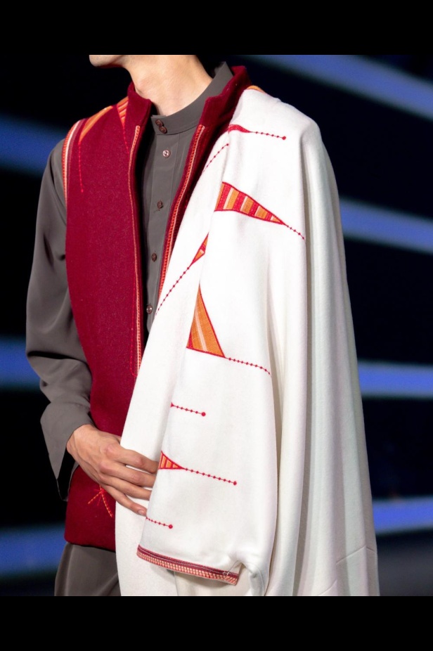 قدّم المصمم قطع عصرية بألوان جريئة بين قطعه التقليدية ليكسر الحاجز بين هذين العالمين و يروي قصة انسيابية للمجموعة 