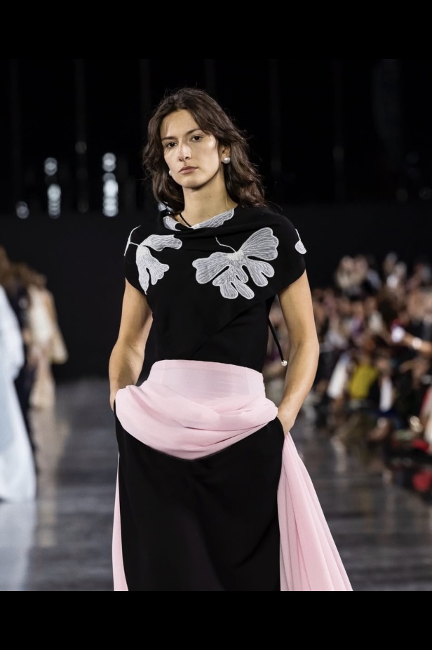 كاب من الريش والشيفون من مجموعة رزان العزوني ربيع_صيف ٢٠٢٦