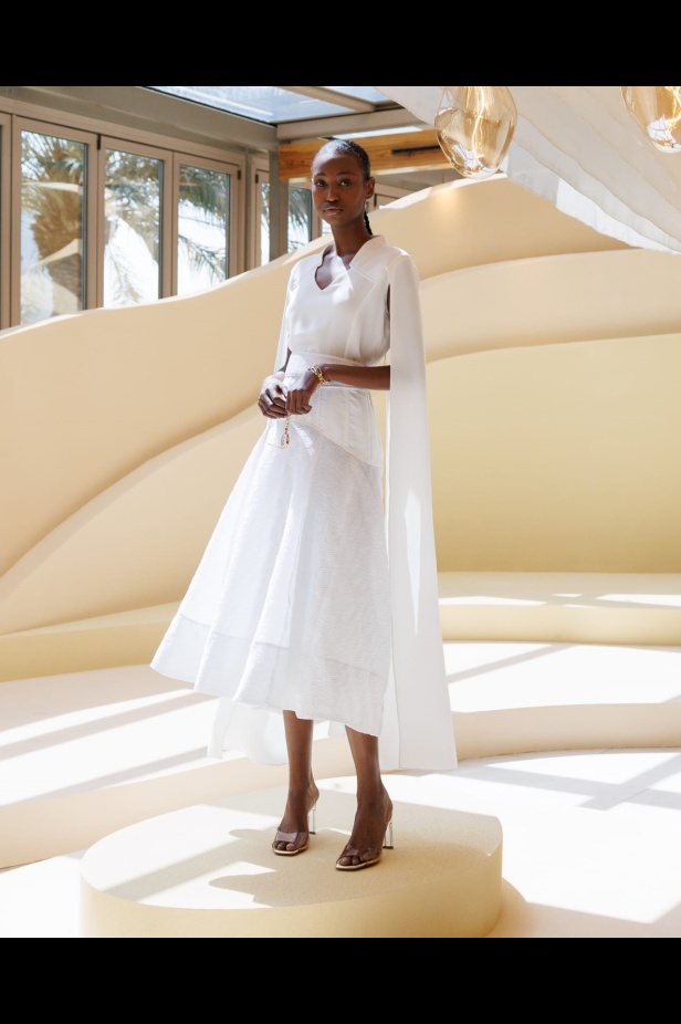 تحتفي المجموعة بالمرأة العصرية التي تمضي قدماً بقوة